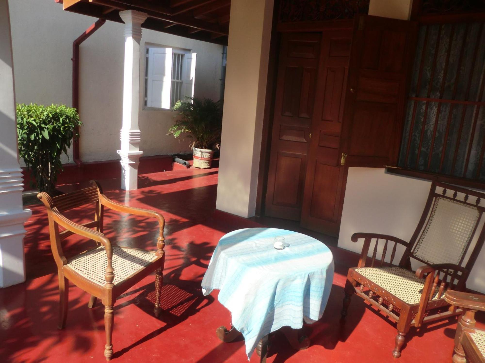 Top Of The Hill Guesthouse 웰리가마 외부 사진