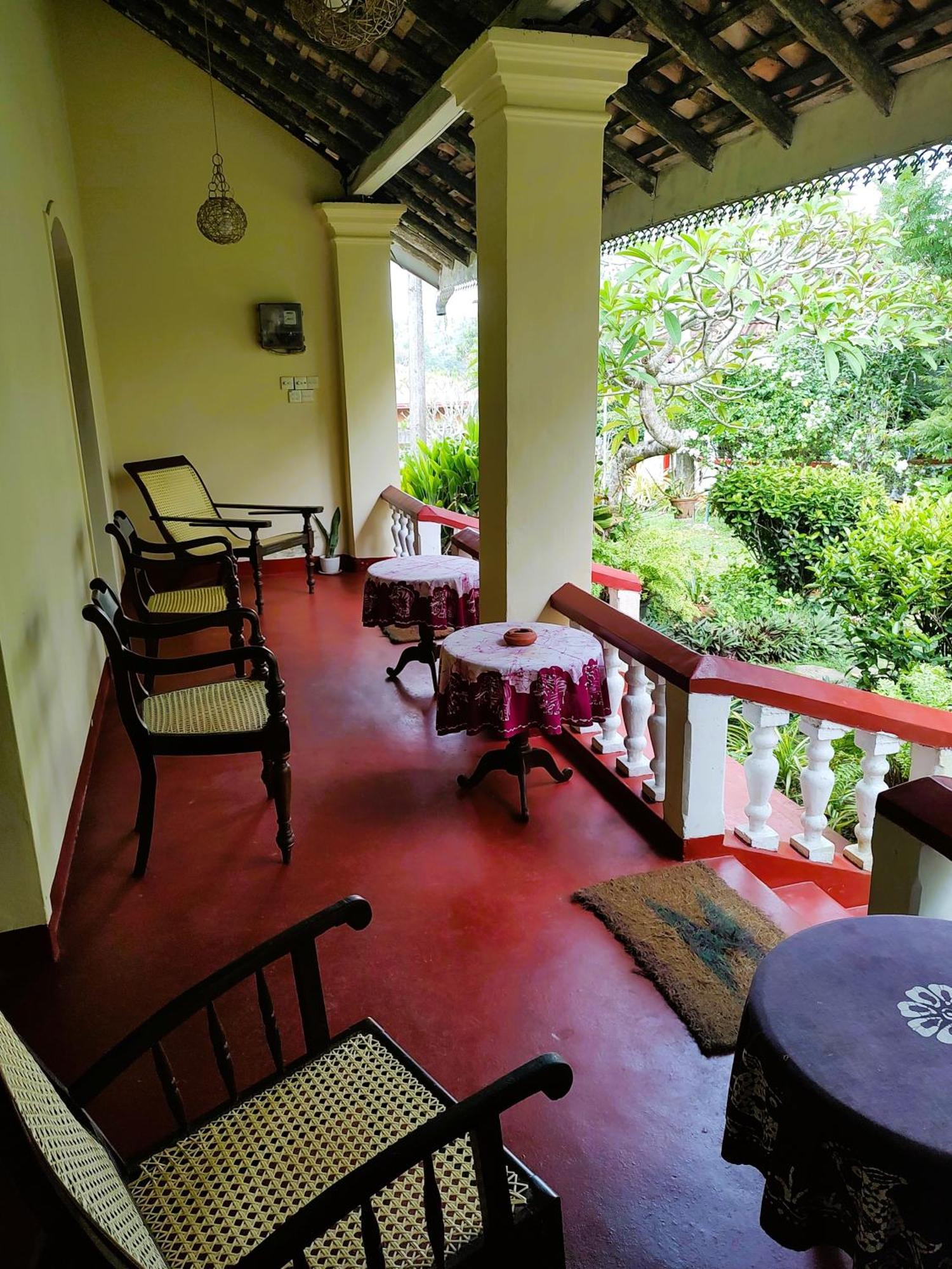 Top Of The Hill Guesthouse 웰리가마 외부 사진