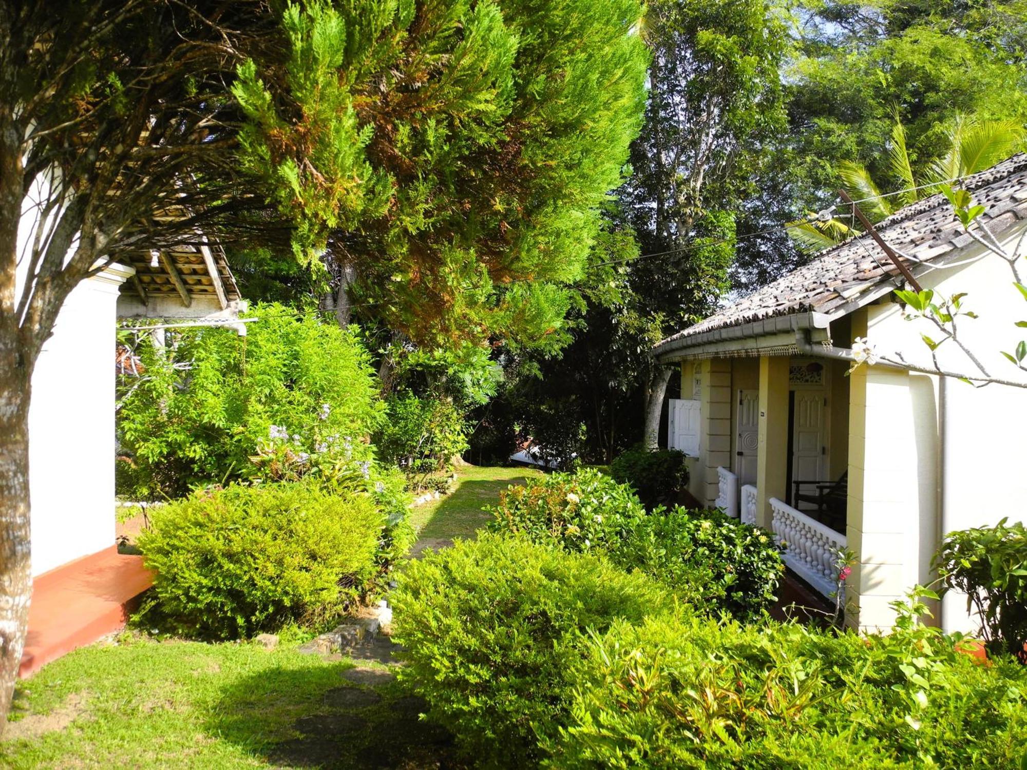 Top Of The Hill Guesthouse 웰리가마 외부 사진