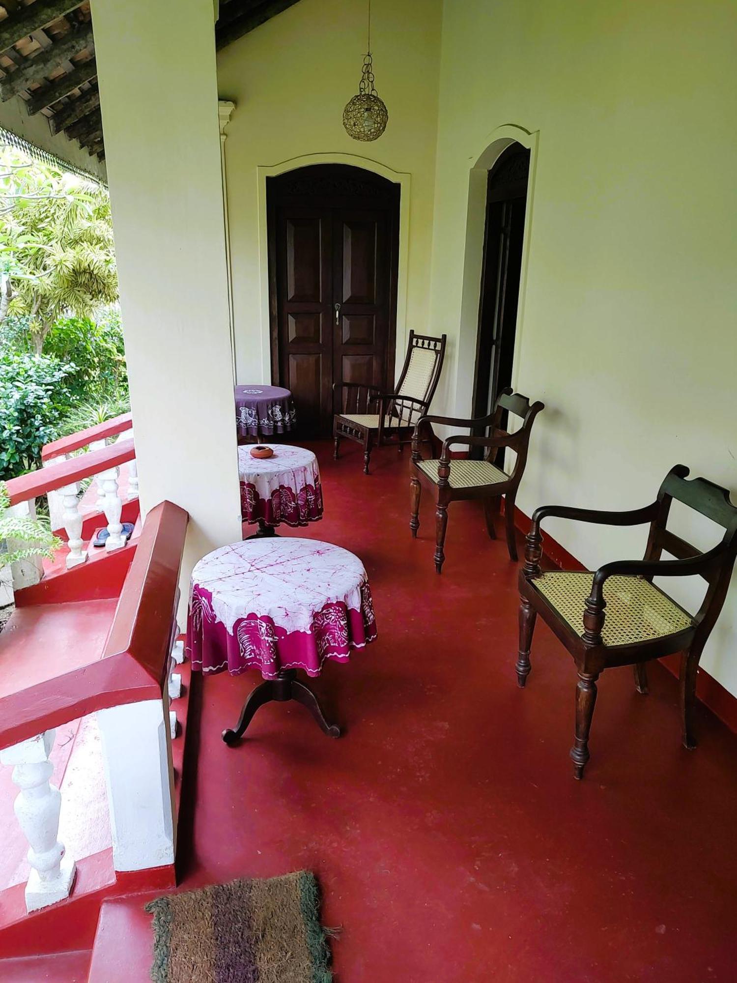 Top Of The Hill Guesthouse 웰리가마 외부 사진