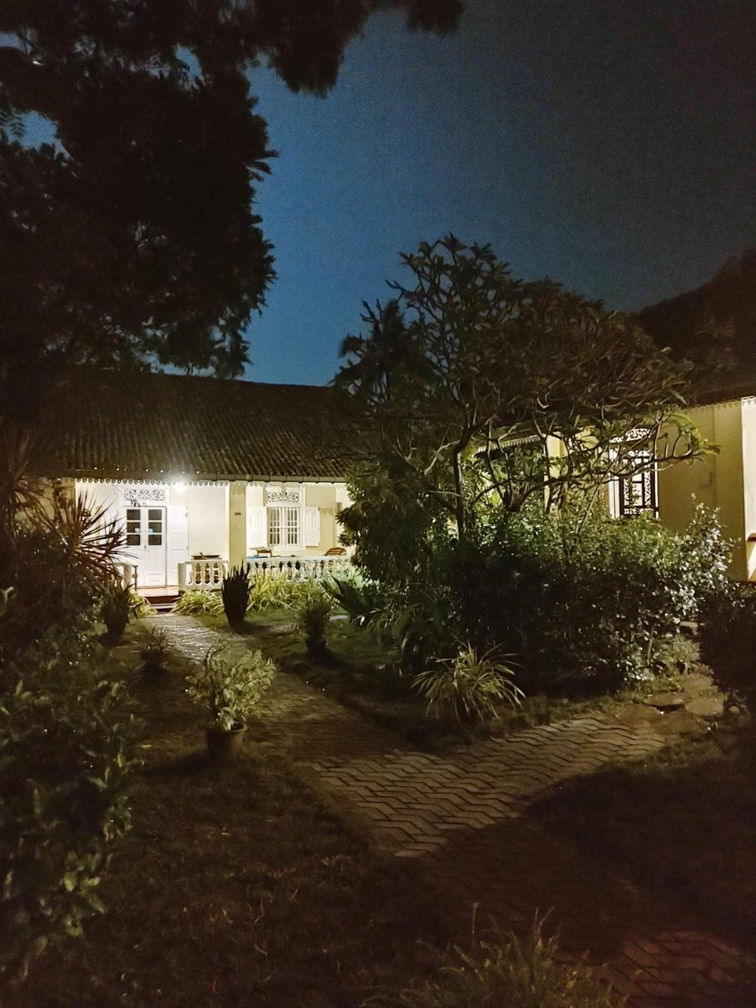 Top Of The Hill Guesthouse 웰리가마 외부 사진